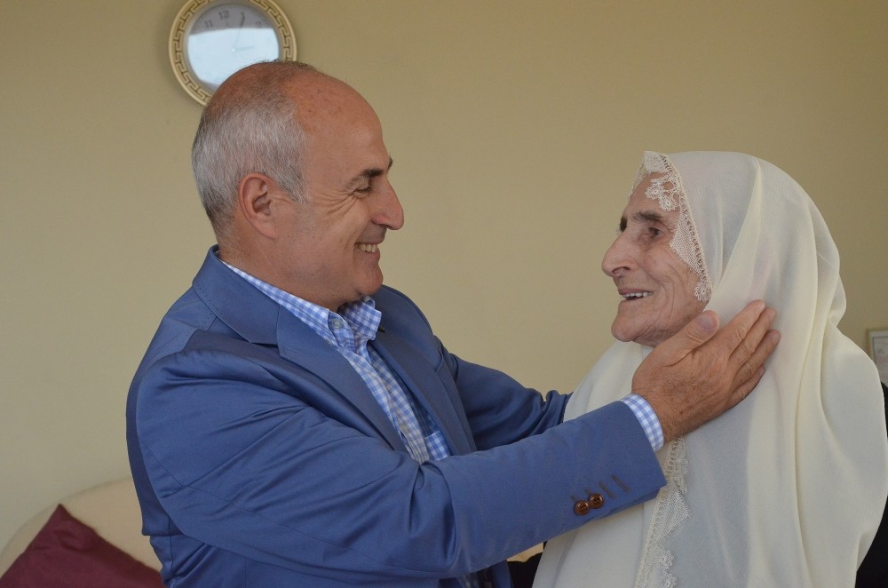 Başkan Akgün, “İnsanlık en yüce duyguları annelerin şefkatli ellerinde öğrenir” 