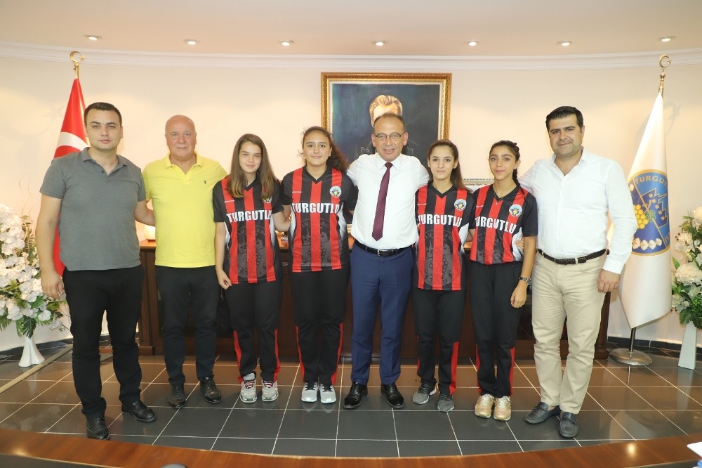Başkan Akın milli hentbolcuları kampa uğurladı 