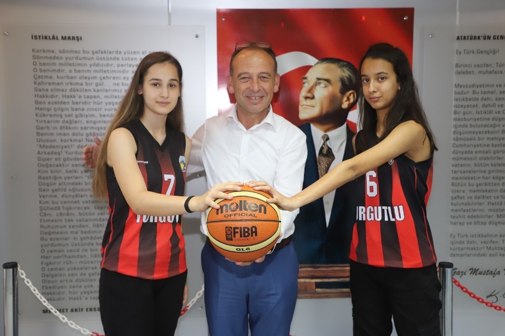 Başkan Akın milli yıldızları kampa uğurladı 