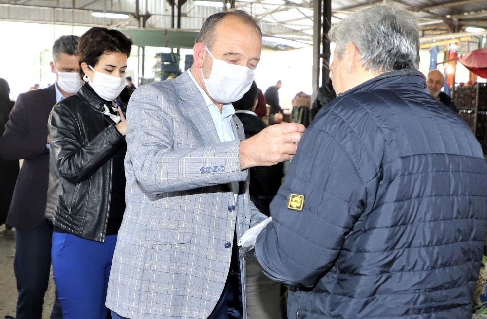 Başkan Akın pazar esnafına maske dağıttı 