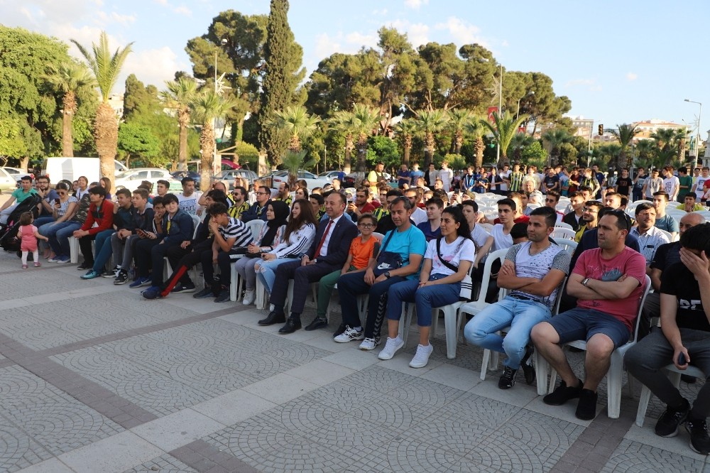 Başkan Akın taraftarların isteğini geri çevirmedi 