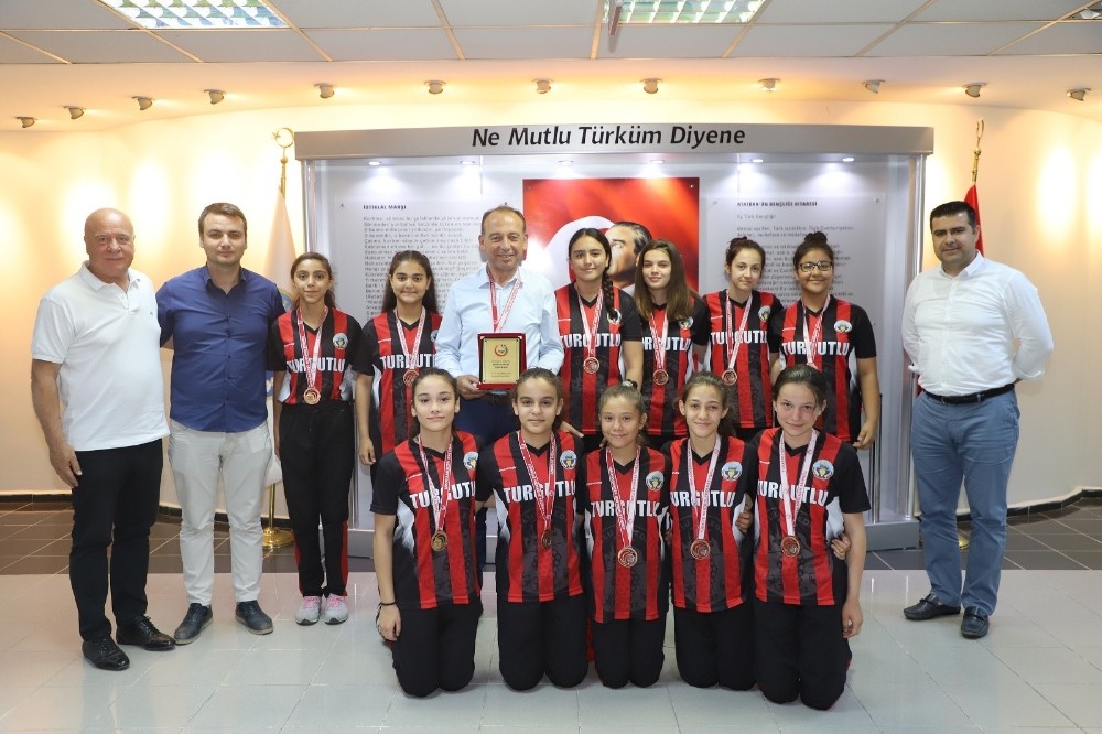 Başkan Akın, Türkiye dördüncüsü hentbolcuları ağırladı 