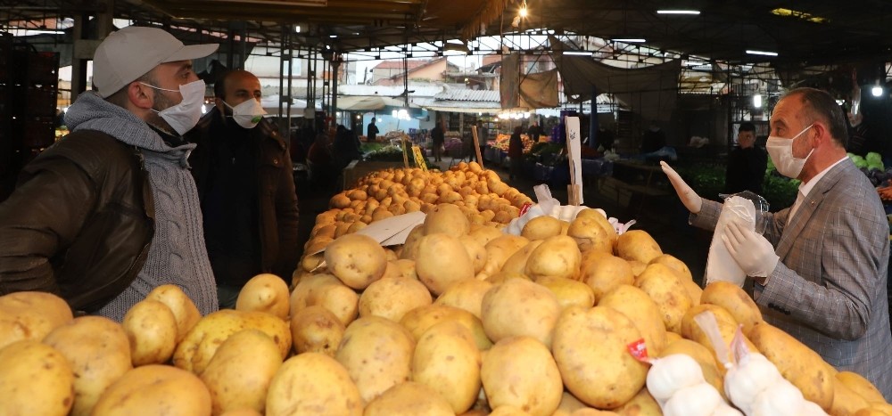 Başkan Akın ücretsiz maske dağıtmaya devam ediyor 
