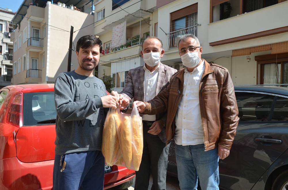 Başkan Akın vatandaşa ekmek götürdü, kartlarına su yükledi 