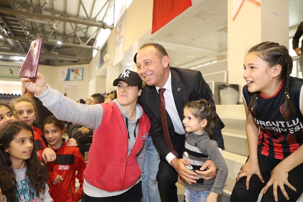 Başkan Akın’dan küçük basketbolculara destek 