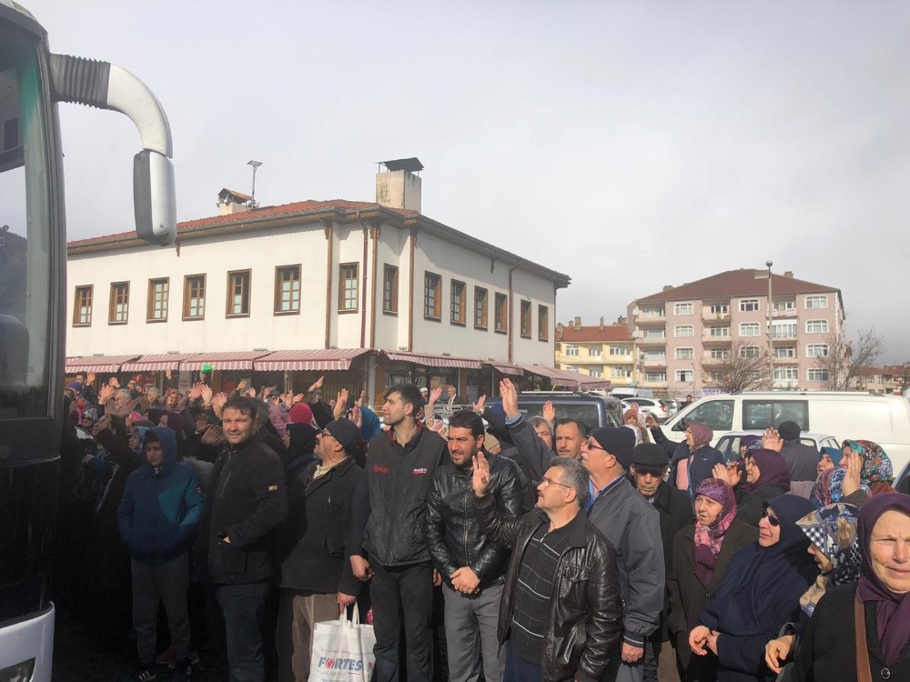 Başkan Akkaya Umre’ye gidecek vatandaşları uğurladı 