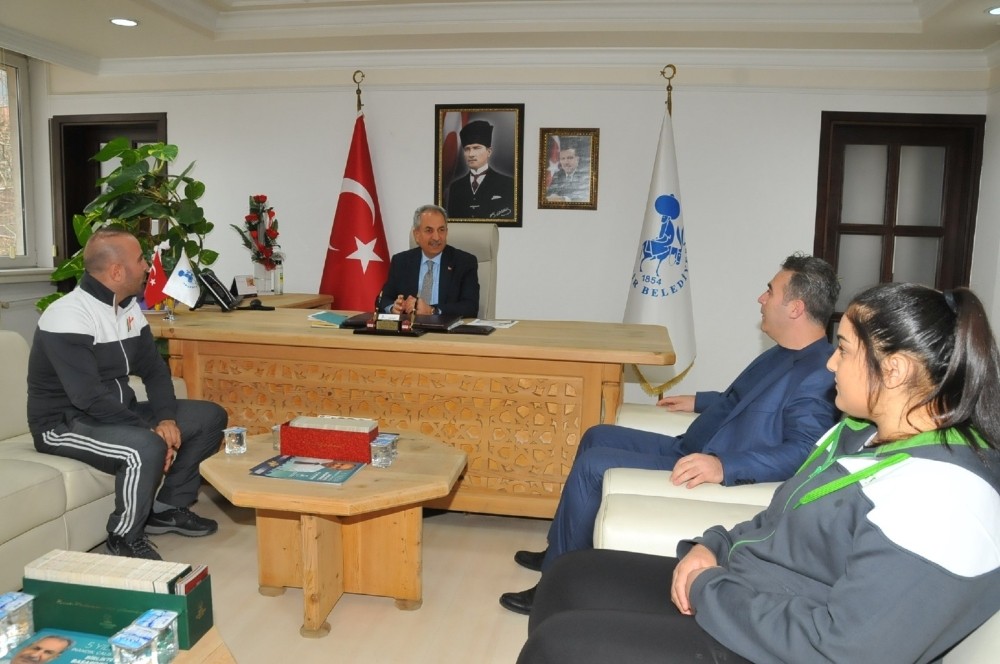 Başkan Akkaya’dan Avrupa üçüncüsü sporcuya altın 