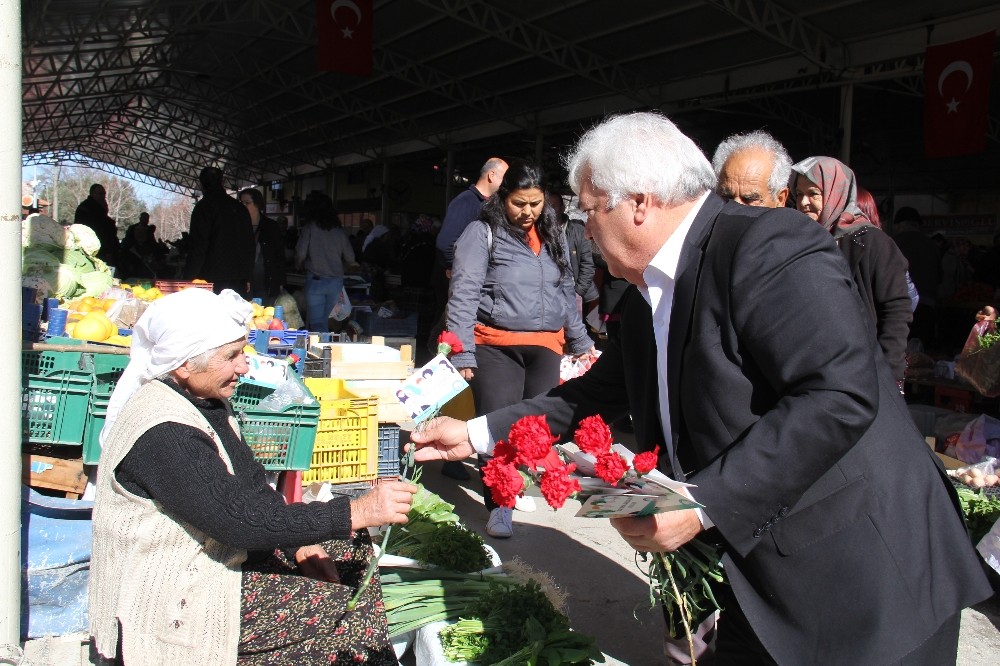 Başkan Akkaya’dan kadınlara karanfil 
