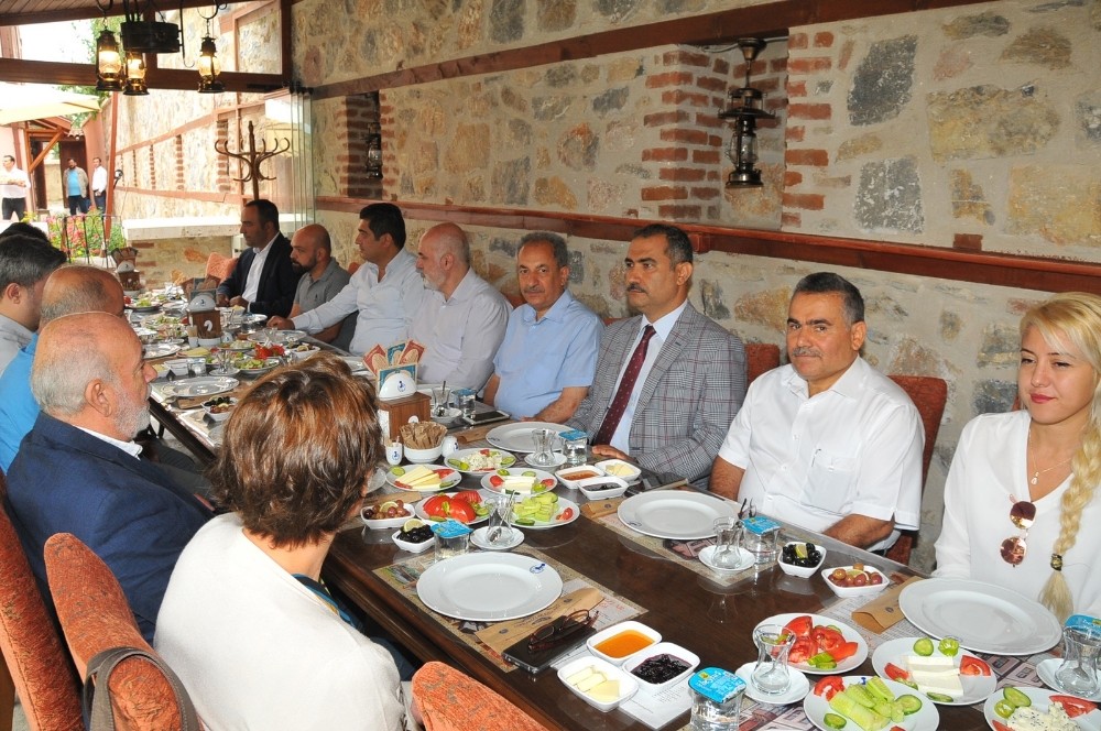 Başkan Akkaya’dan üniversite kayıtları öncesi istişare toplantısı 