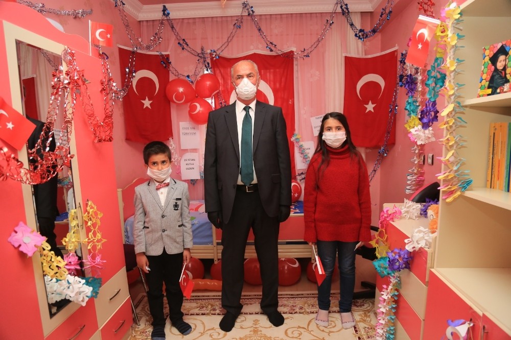 Başkan Akman, 23 Nisan’ı Eşme kardeşlerle kutladı 