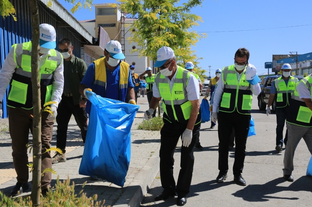 Başkan Akman, belediye personeli ve mahallelilerle birlikte çöp topladı 