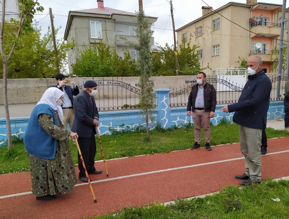 Başkan Akman, dışarı çıkan yaşlılara eşlik etti 