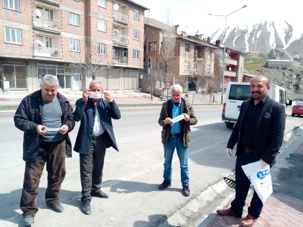 Başkan Aksaç, ücretsiz maske dağıttı 