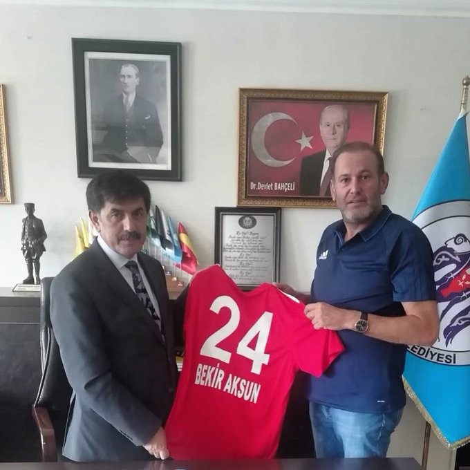 Başkan Aksun’a ismi yazılı forma hediye etti 