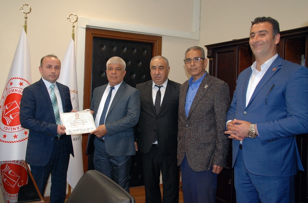 Başkan Aktan, mazbatasını alıp ilk imzayı attı 