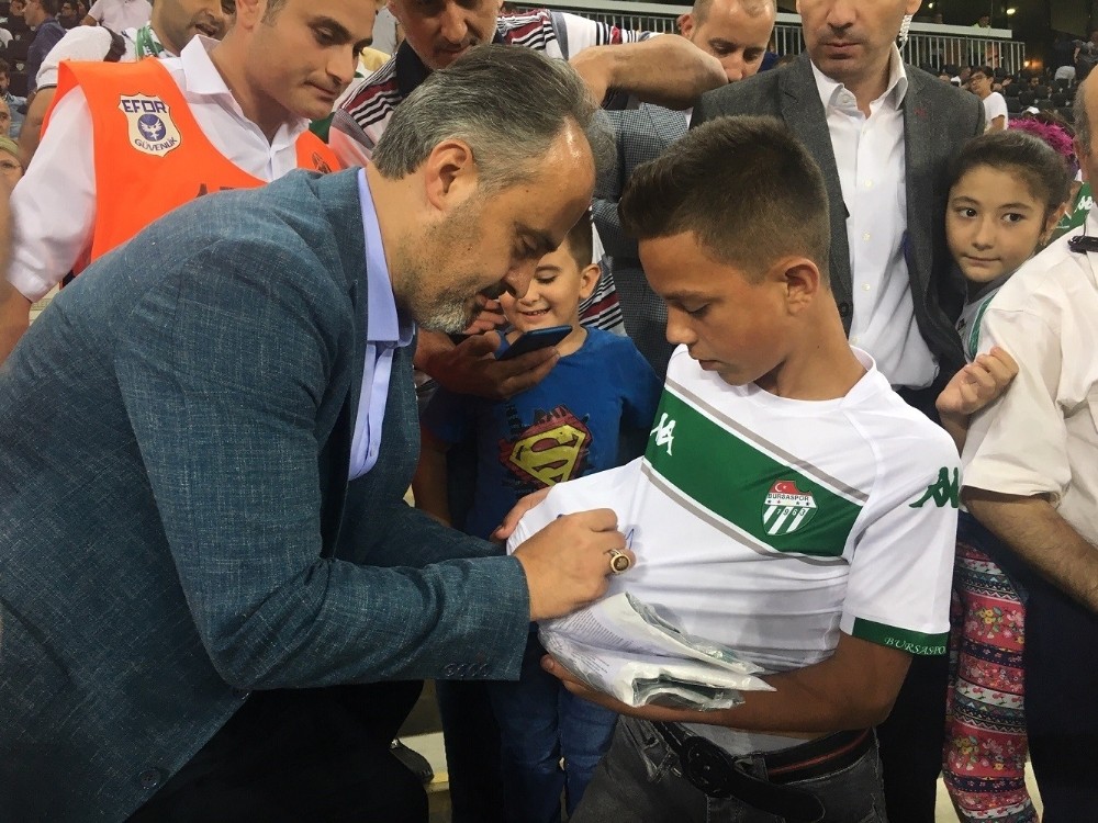 Başkan Aktaş’tan çocuklara Bursaspor forması 