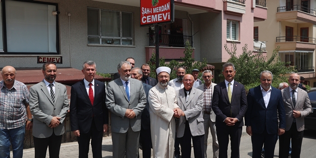 Başkan Ali Erbaş saldırıya uğrayan cemevini ziyaret etti: Biz kardeşiz, her zaman biriz, beraberiz