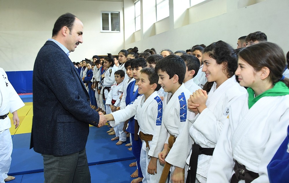 Başkan Altay, 8 ilden gelerek Konya’da kamp yapan judocularla buluştu 