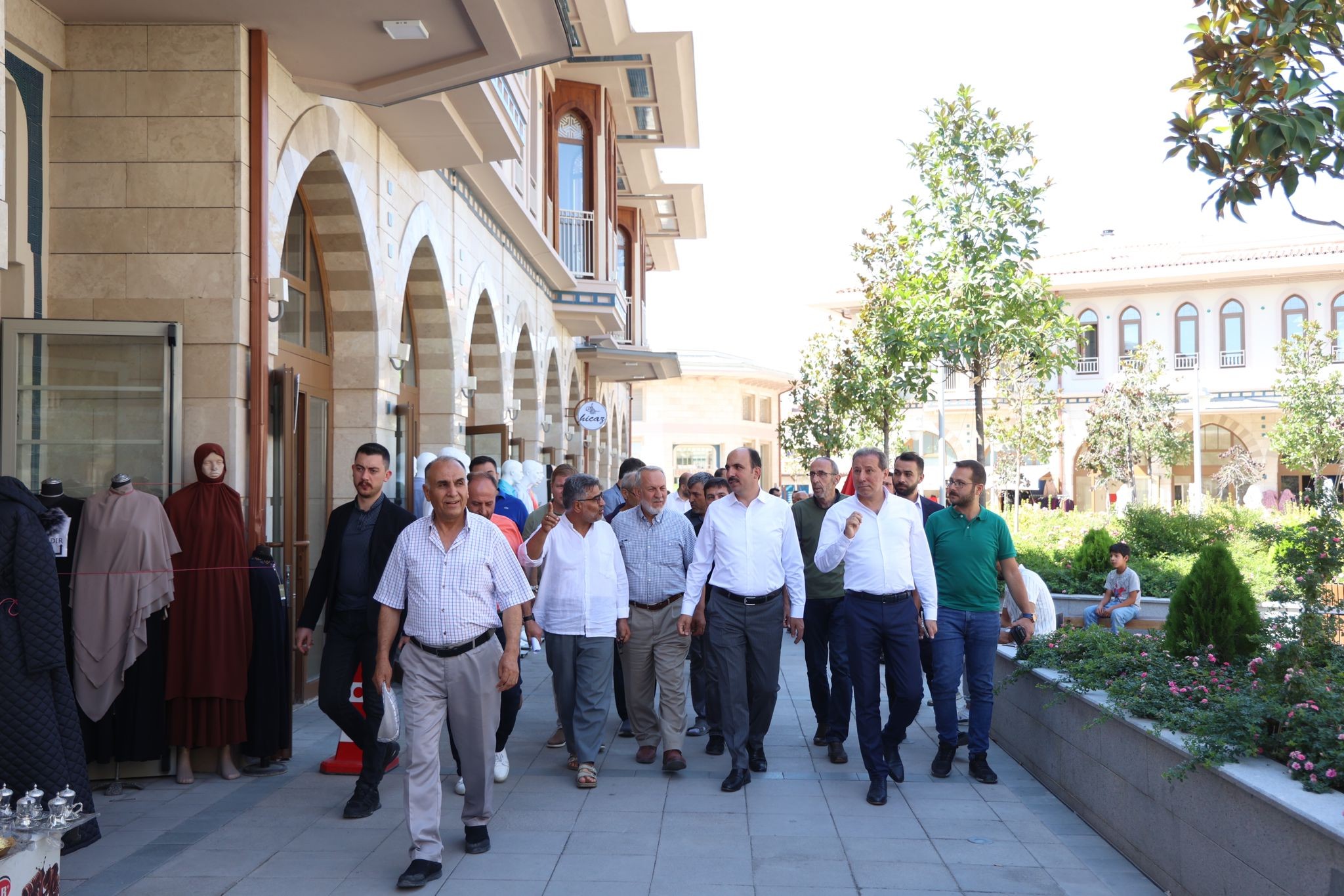 Başkan Altay Türbeönü çarşılarında esnafla buluştu