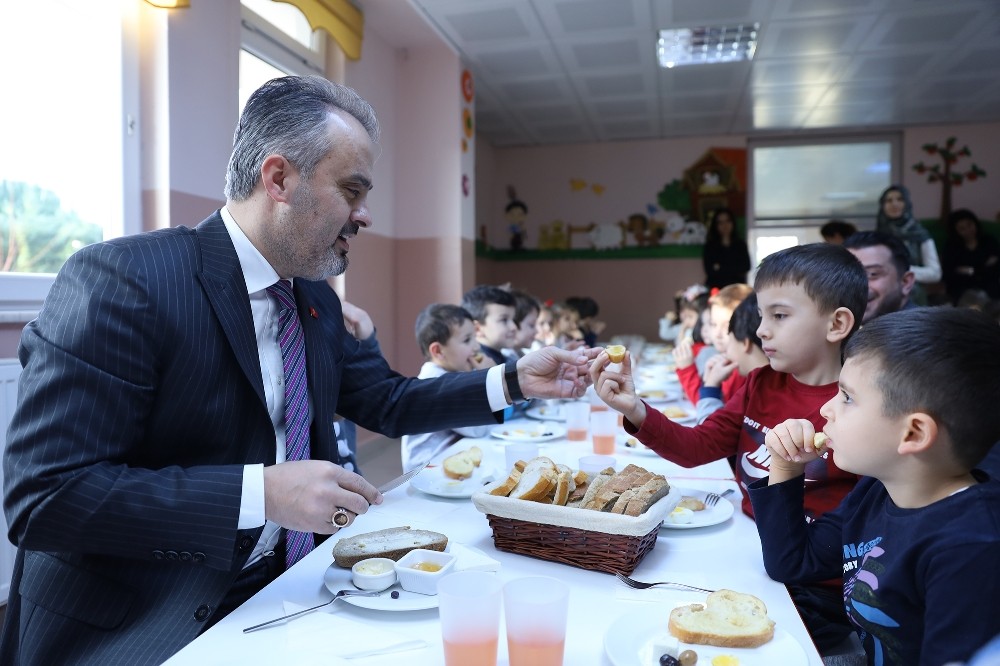 Başkan Amca’dan ballı ekmek 