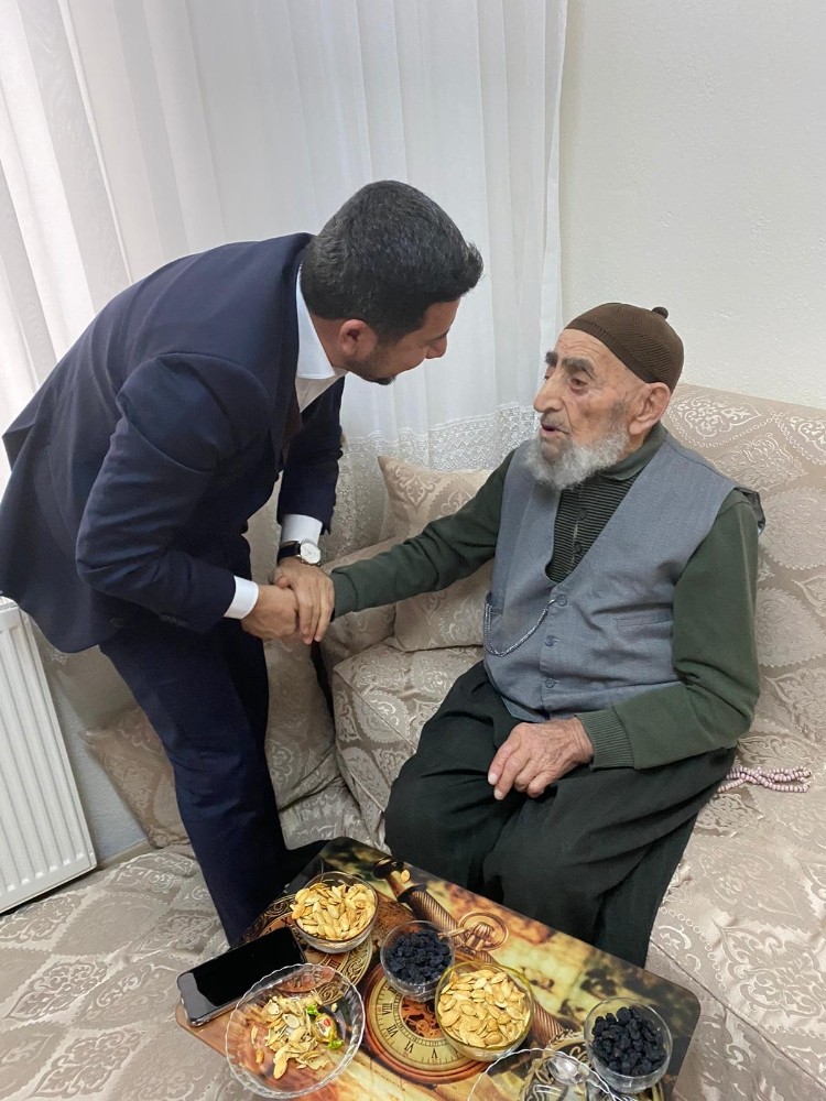 Başkan Arı, Cumhurbaşkanı Erdoğan’ı görmek isteyen 100 yaşındaki İbrahim dedeyi ziyaret etti 