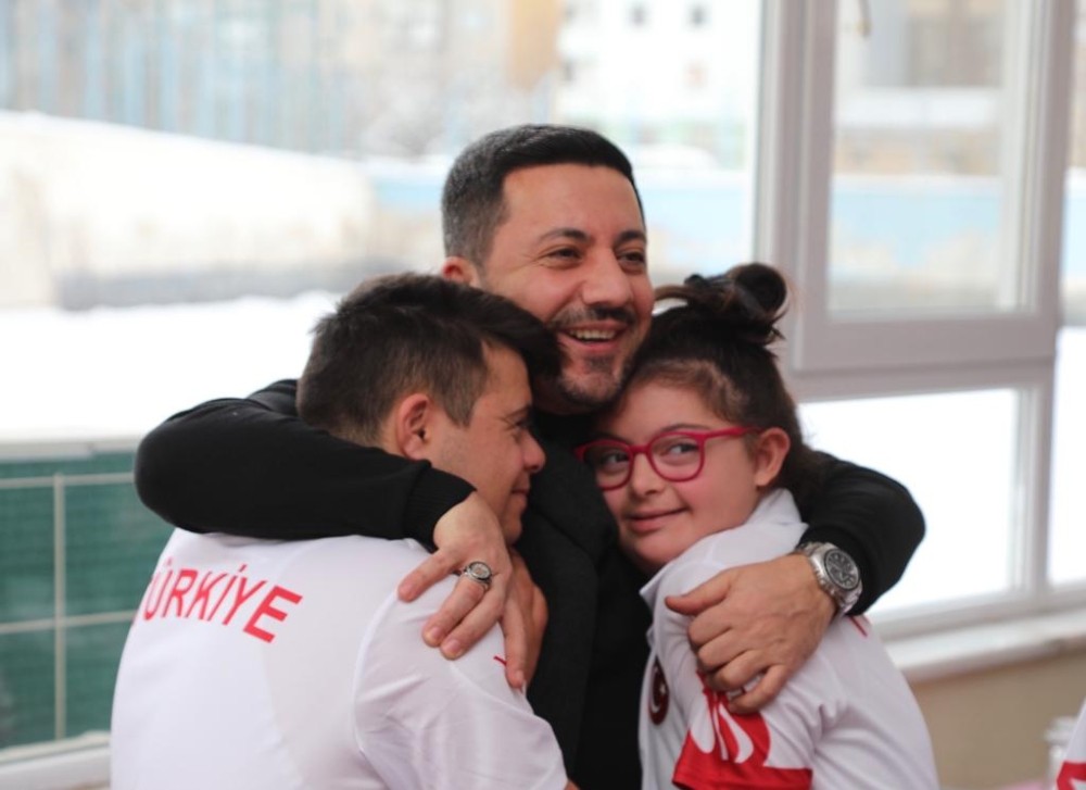 Başkan Arı, Down Sendromlular Atletim Milli Takım kampını ziyaret etti 