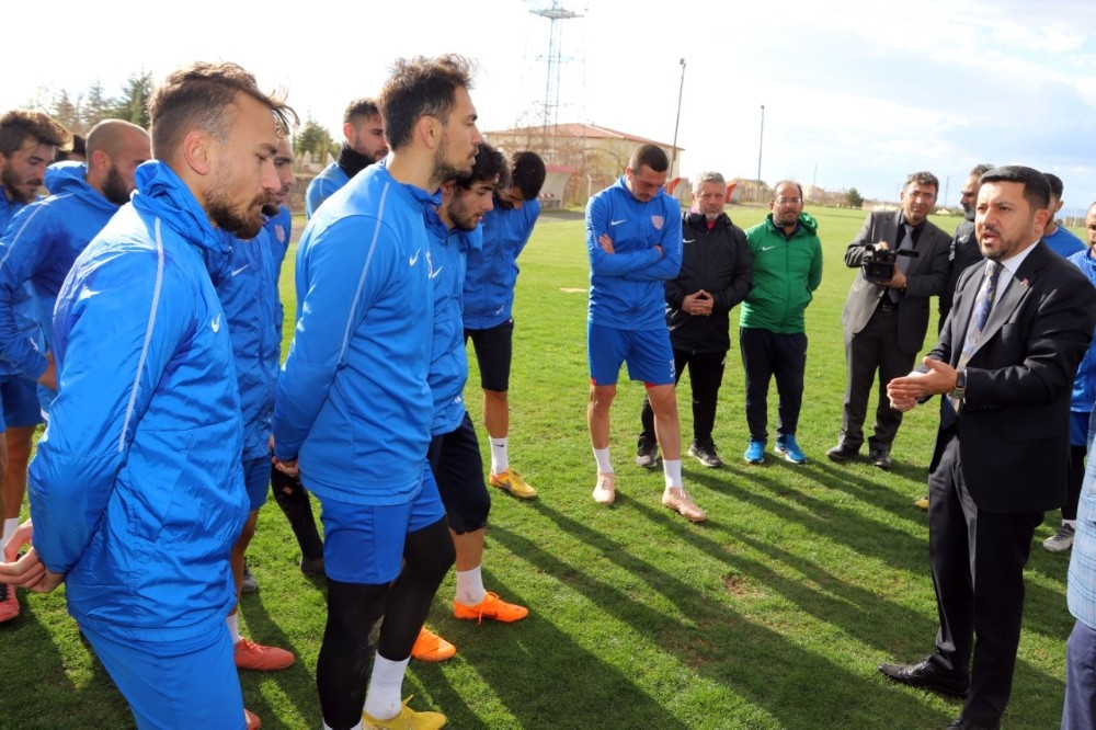 Başkan Arı, Nevşehir Belediyesporlu futbolculara moral verdi 