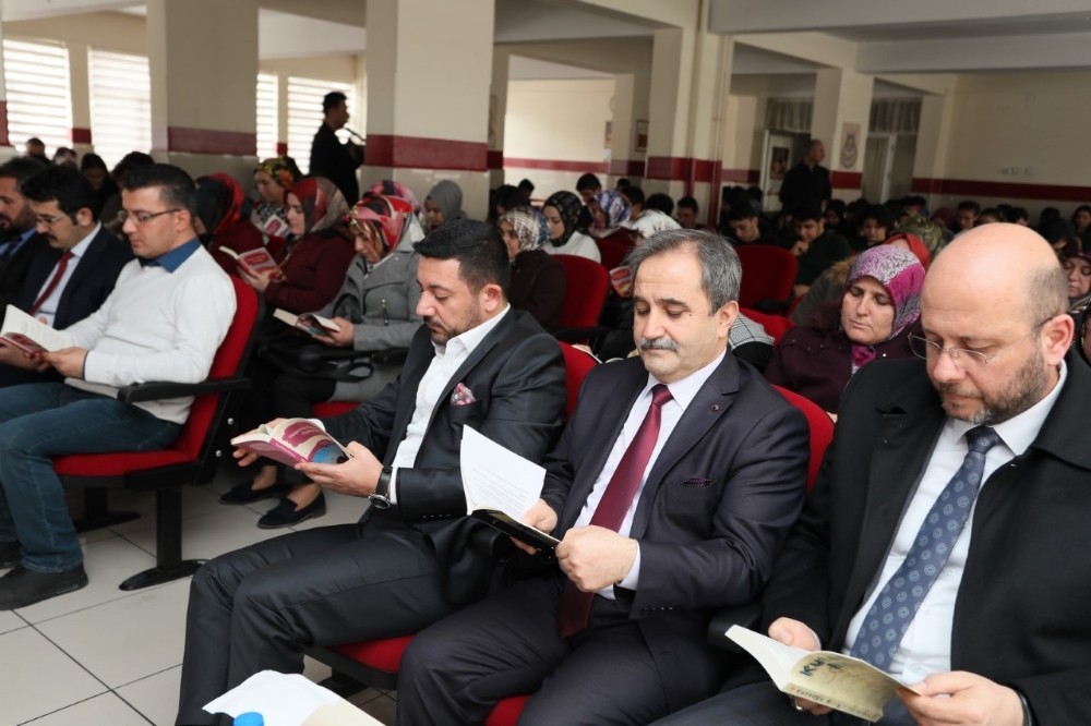 Başkan Arı, öğrenciler ve aileleri ile kitap okuma etkinliğine katıldı 