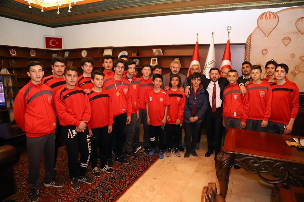 Başkan Arı, şampiyon futbolcuları tebrik etti 