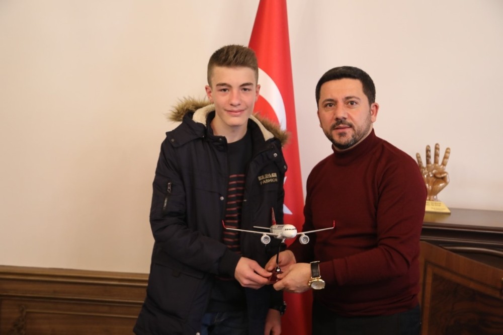 Başkan Arı, Türkiye birincisi olan sporcuyu tebrik etti 
