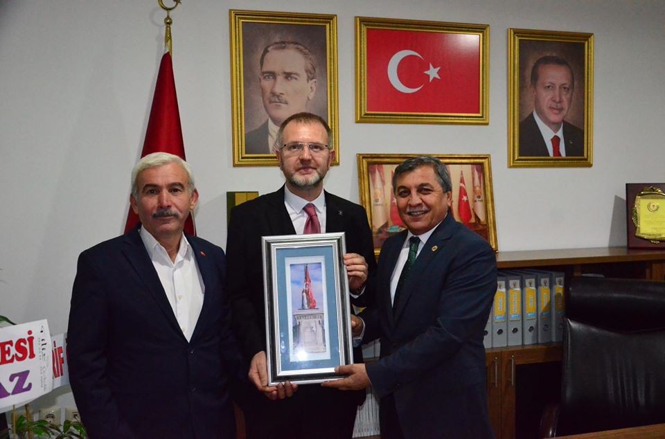 Başkan Arif Teke, Ceyhun’a Şehit Sancaktar Anıtı’nın el yapımı tablosunu hediye etti 