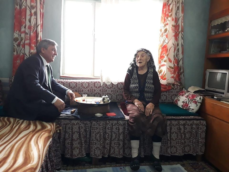 Başkan Arif Teke’den 90 yaşındaki Nebahat Nine’ye ’Kadınlar günü’ ziyareti 