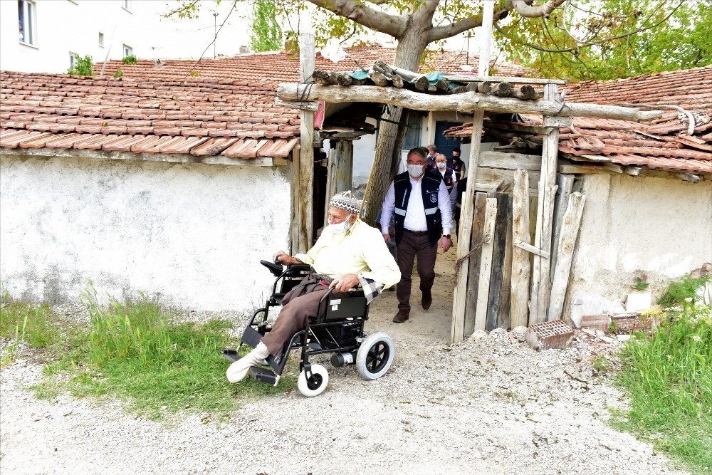 Başkan Aşgın, akülü araç hediye etti 