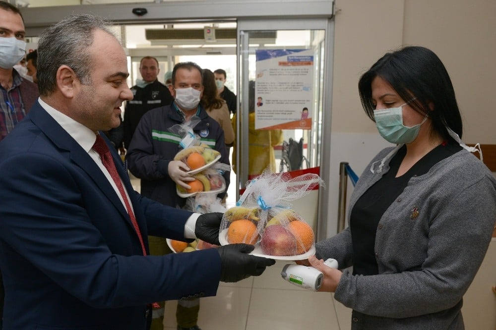 Başkan Aşgın’dan sağlık çalışanlarına meyve jesti 