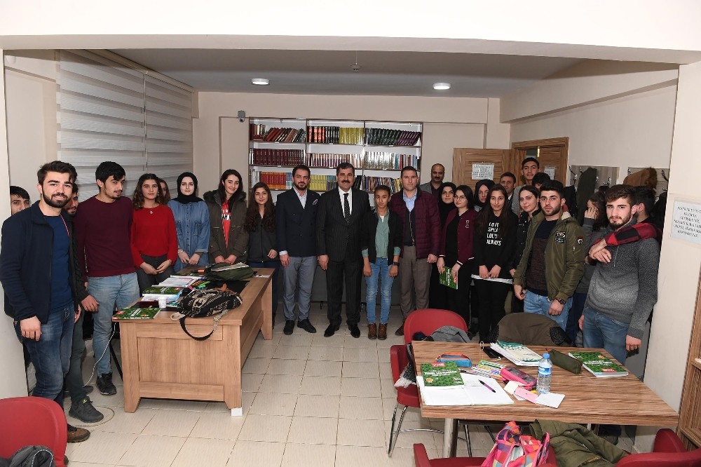 Başkan Asya’dan üniversiteye hazırlanan öğrencilere kaynak kitap desteği 