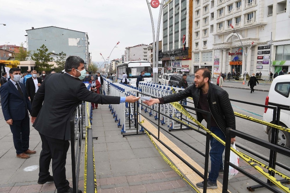 Başkan Asya’dan vatandaşlara maske 