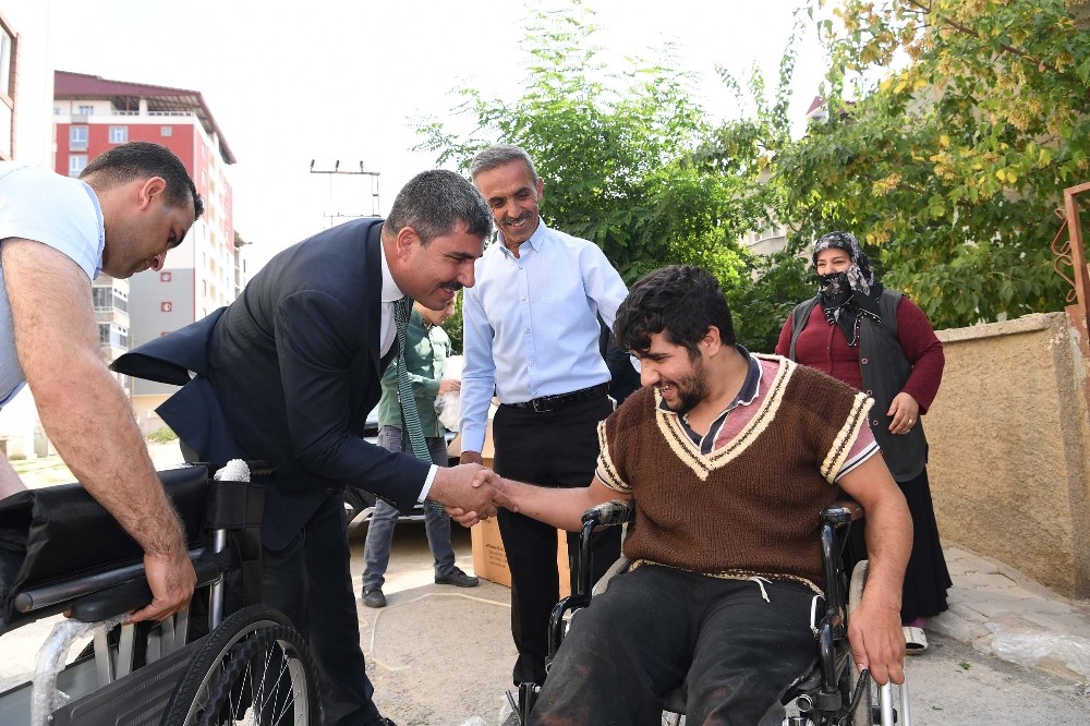 Başkan Asya’dan yürüme engelli Yunus’a tekerlekli sandalye 