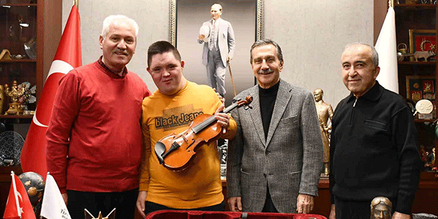 Başkan Ataç, Çınar’ın keman hayalini gerçekleştirdi