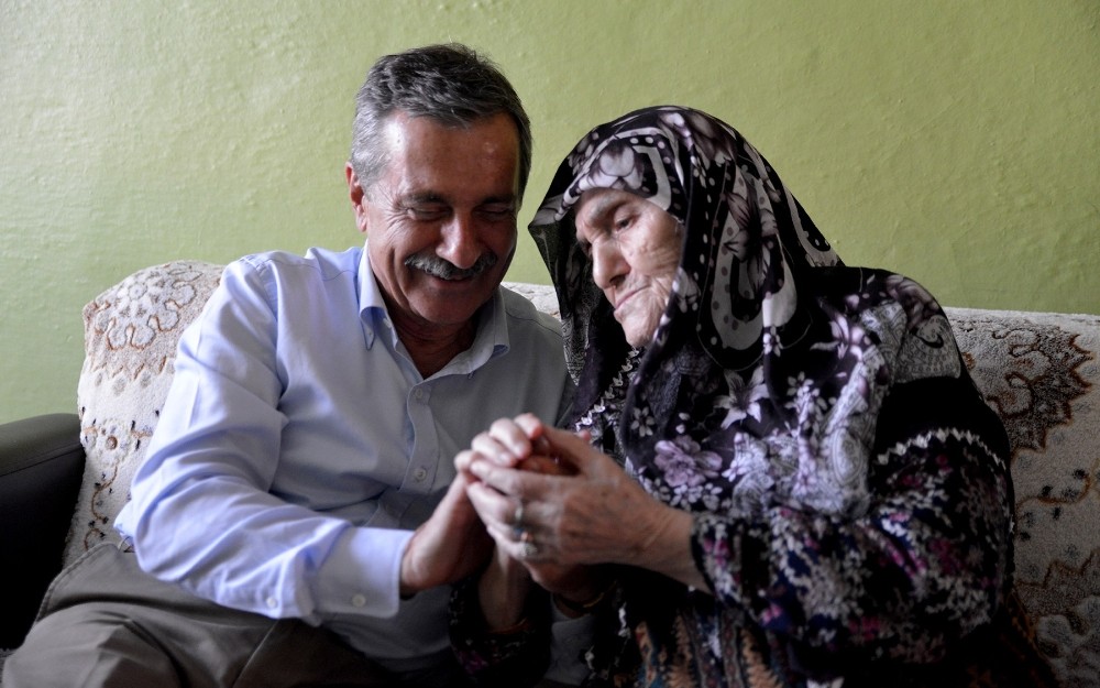 Başkan Ataç’tan asırlık Emine nineye ziyaret 