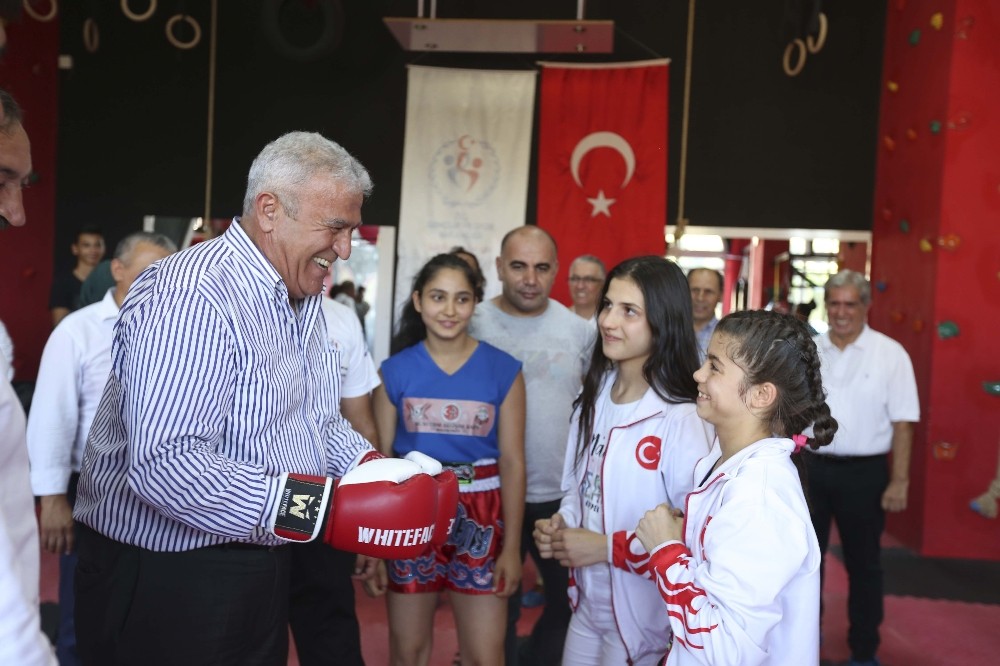 Başkan Atay, milli sporcularla açılışta buluştu 