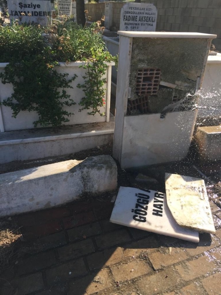 Başkan Atay; “Ölmüşlerimize saygısızlık edenler, umarım en kısa sürede yakalanır” 