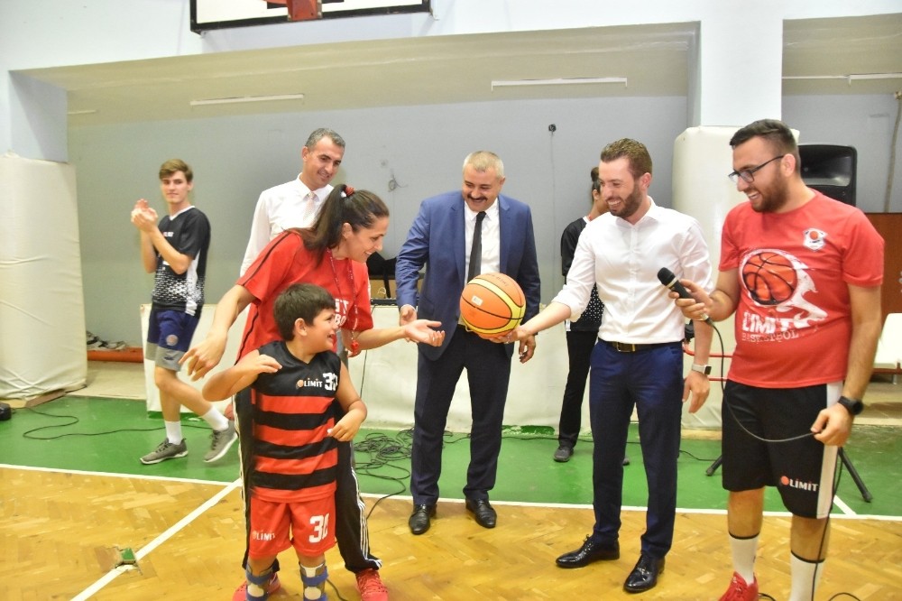 Başkan Aydar, çocuklarla basketbol oynadı 