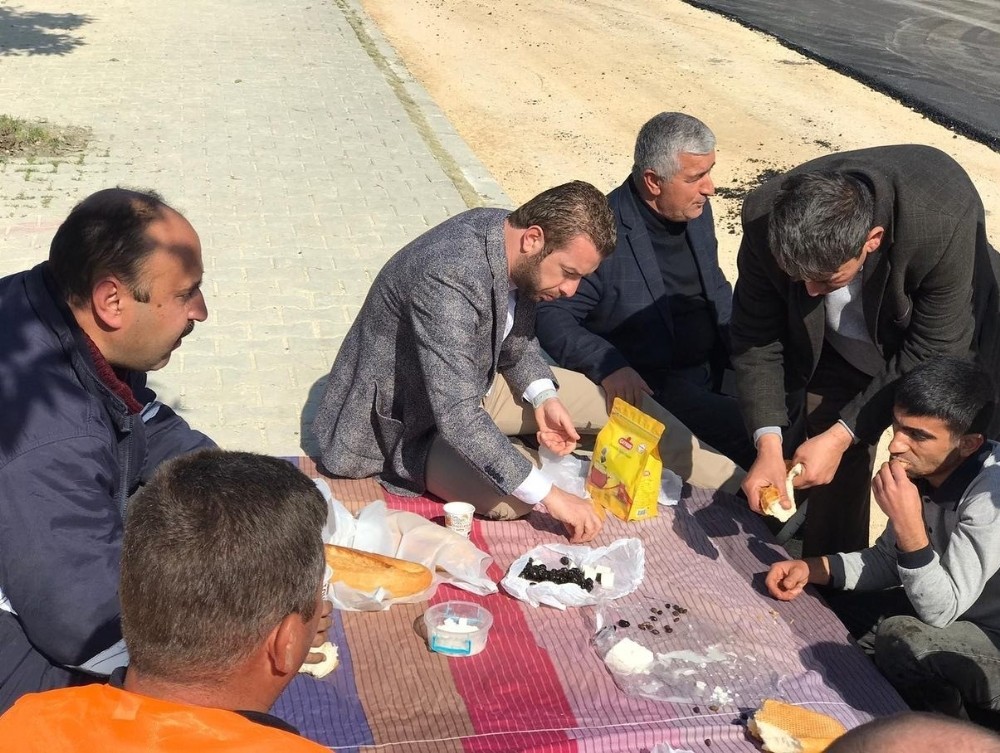 Başkan Aydar kaldırımda işçilerle kahvaltı yaptı 