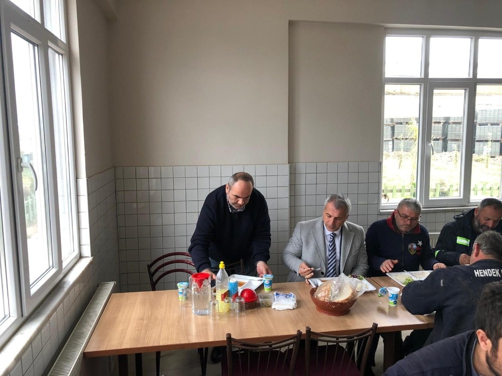 Başkan Babaoğlu, belediye şantiyesi ziyaretinde personel ile yemek yedi 