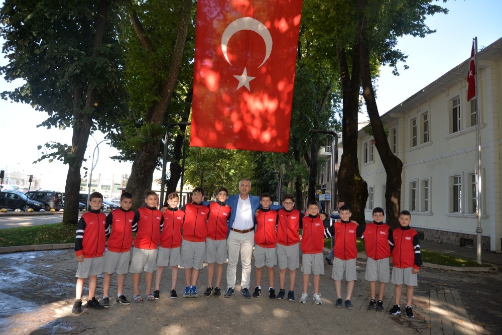 Başkan Babaoğlu hentbolcuları uğurladı 