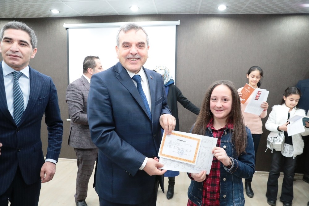 Başkan Beyazgül çocuklara karnelerini dağıttı 