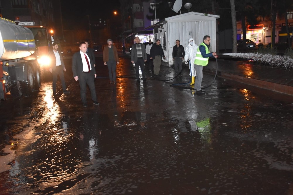 Başkan Beyoğlu dezenfekte çalışmalarını yerinde inceledi 