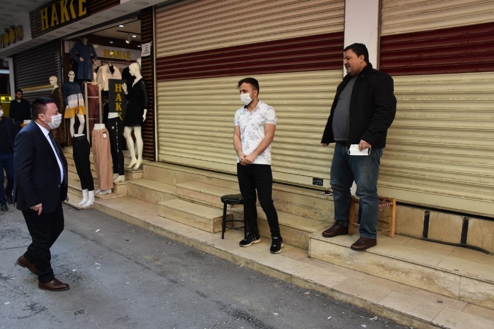 Başkan Beyoğlu iş yerlerini açan esnafa maske dağıtıp teşekkür etti 