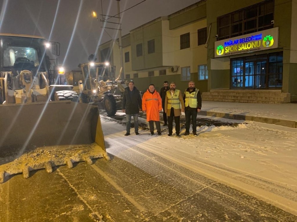 Başkan Beyoğlu kar temizleme çalışmalarında 