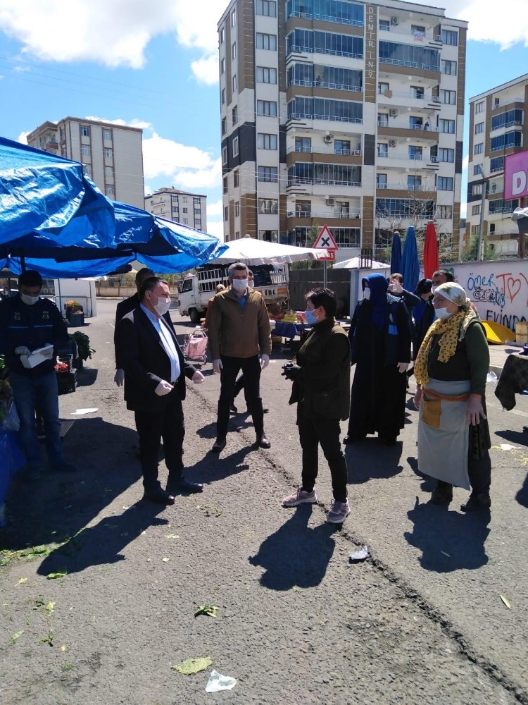 Başkan Beyoğlu semt pazarlarında maske ve eldiven dağıttı 